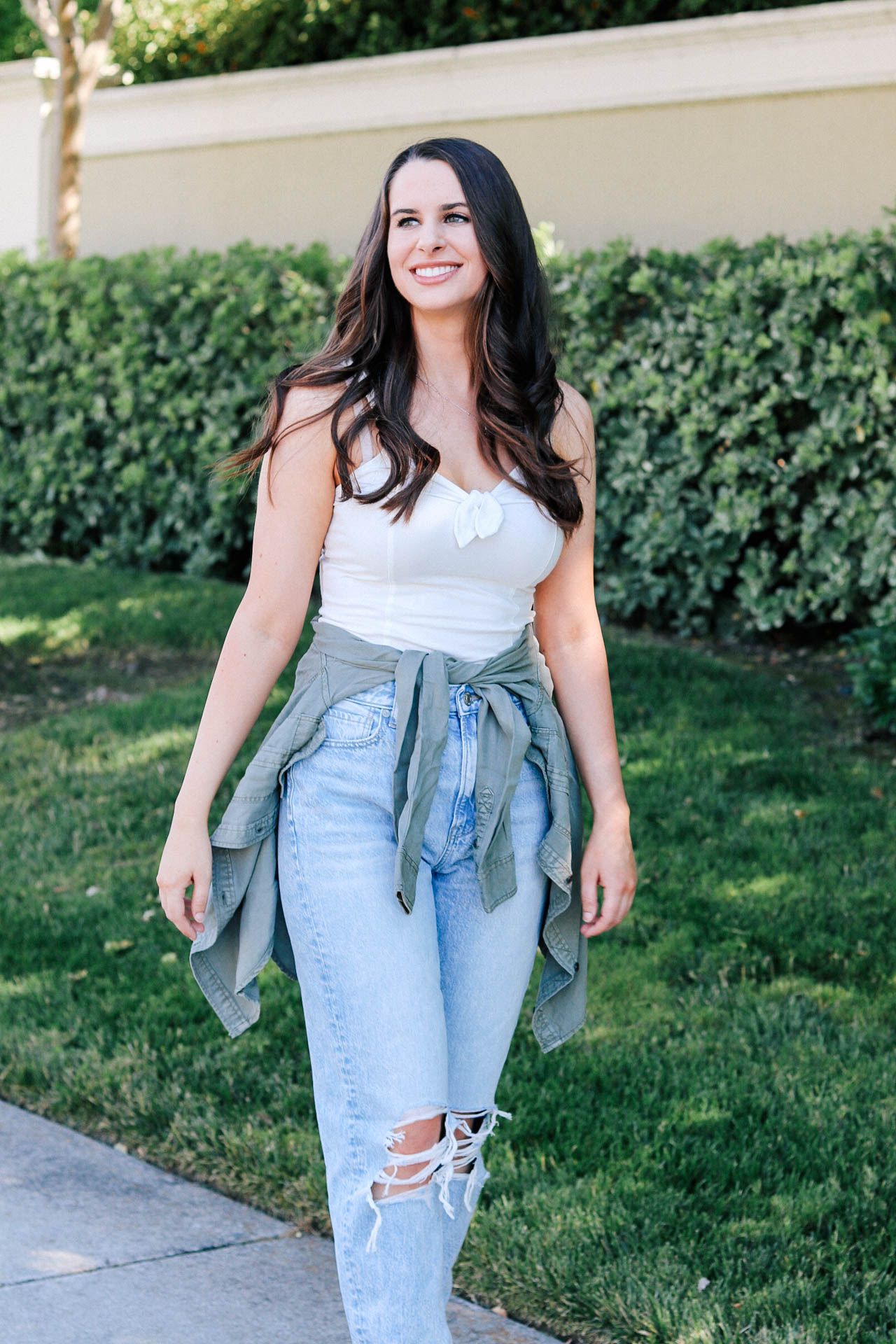 Mom Jeans Outfit for Summer - Lauren Campbell